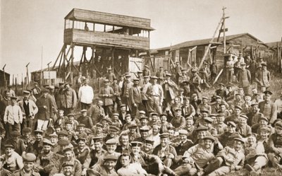 Un gruppo di prigionieri, Eastcote, illustrazione da Prigionieri tedeschi in Gran Bretagna da English Photographer